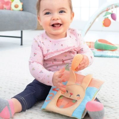 Skip Hop Livre Bébé En Tissu Farmstand Lapin 2 Skip Hop Livre Bébé En Tissu Farmstand Lapin – Image 2